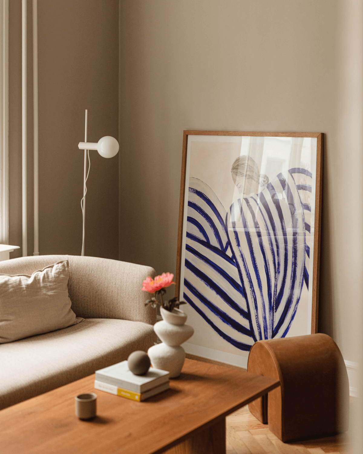 Illustreret kunsttryk af en hvilende kvinde i blå- og hvidstribet tøj, set i profil mod en lys baggrund, malet i en blød og stiliseret form. Malet af Sofia Lind.