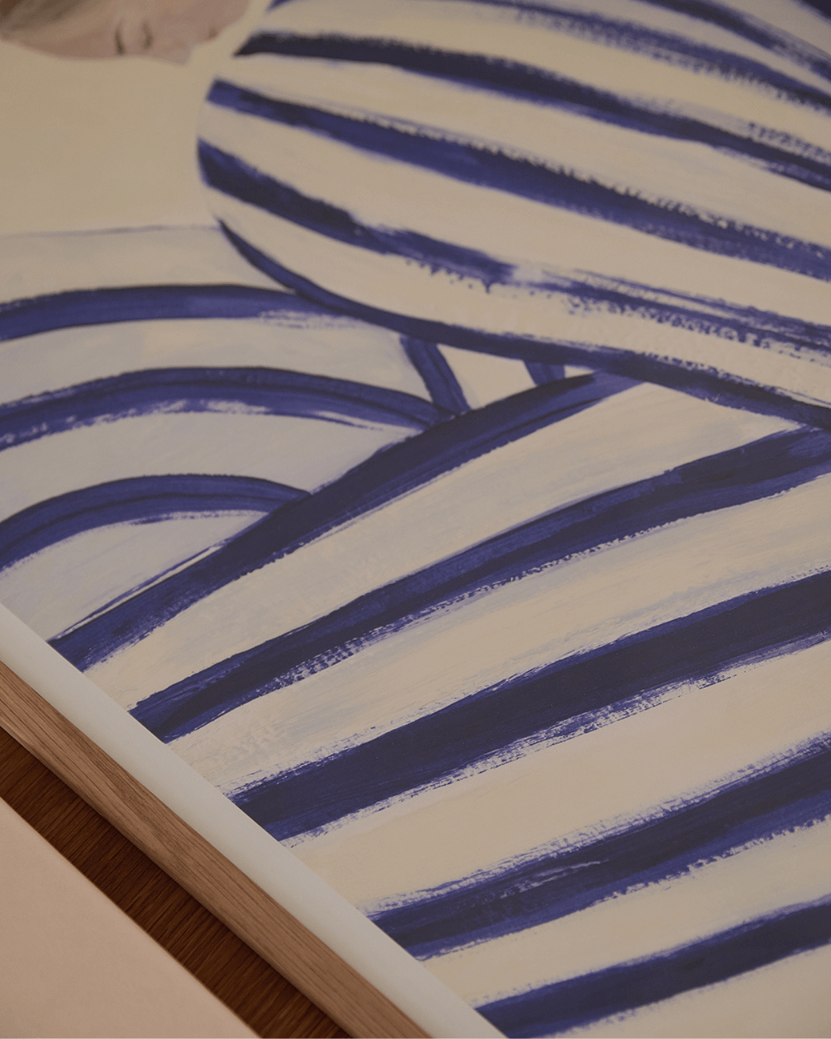 Udsnit af indrammet plakat fra the poster club af Sofia Lind. 