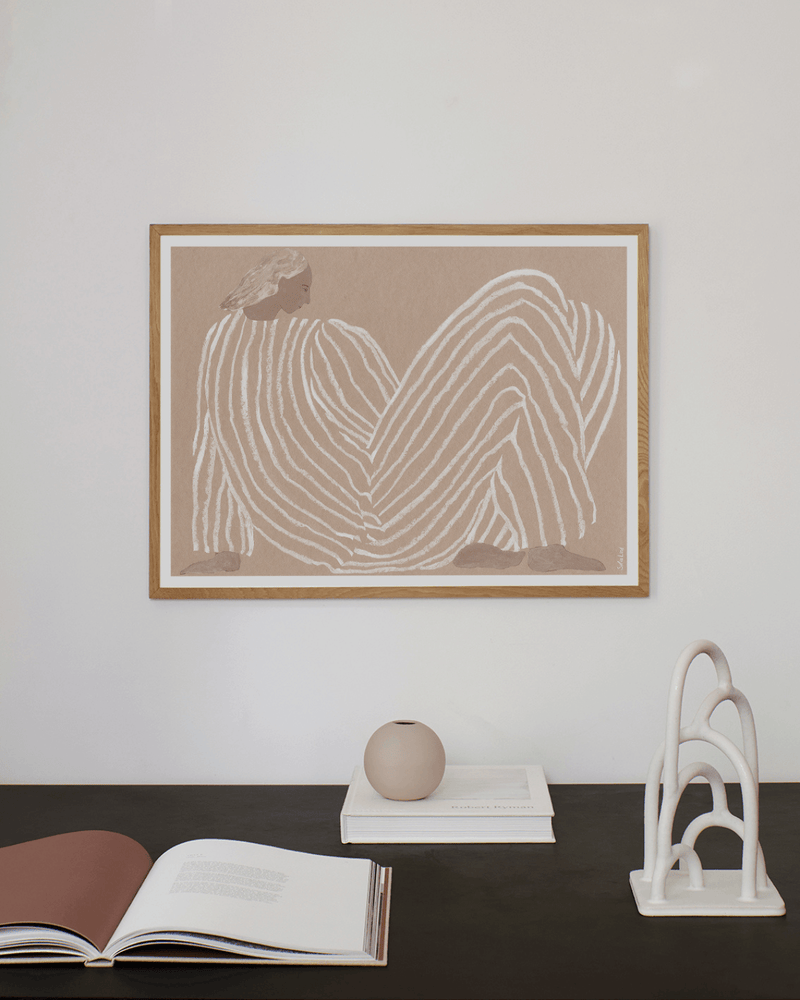 Abstrakt kunstplakat Me af Sofia Lind i beige og hvide nuancer på hvid væg i et roligt og minimalistisk hjem.