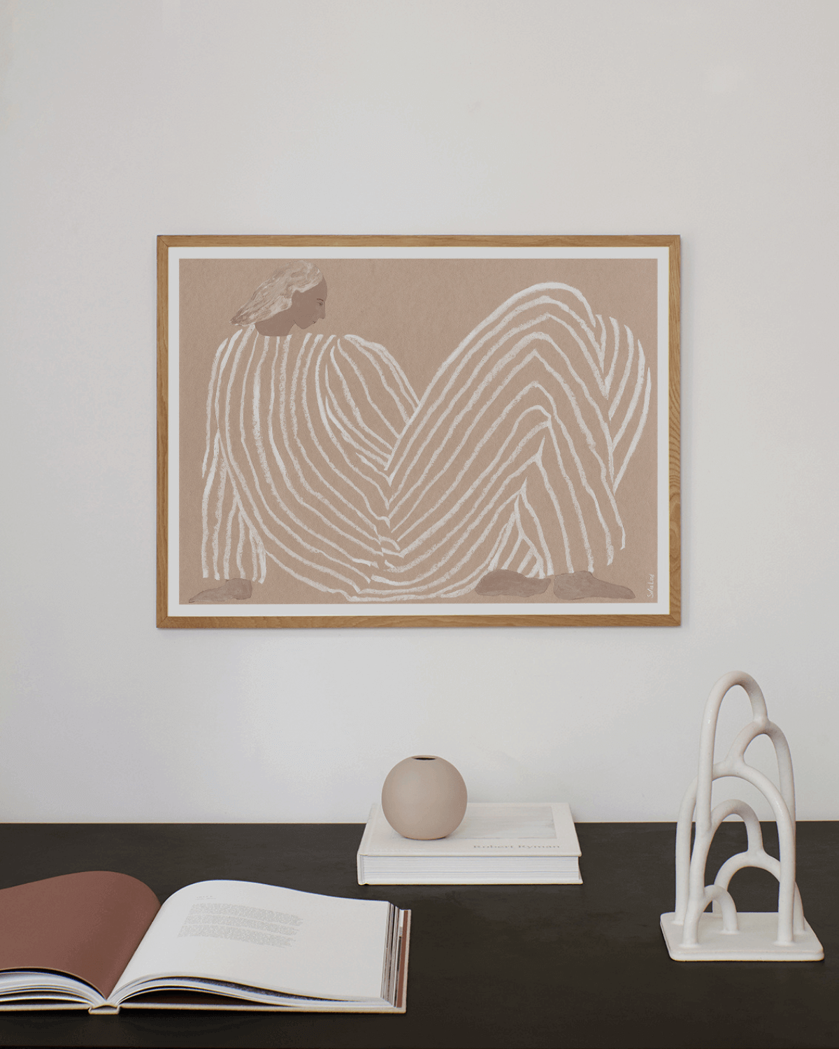 Abstrakt kunstplakat Me af Sofia Lind i beige og hvide nuancer på hvid væg i et roligt og minimalistisk hjem.