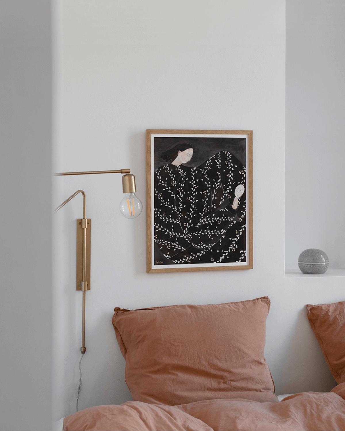 Sofia Linds Mirror Mirror indrammet på hvid soveværelsesvæg. 