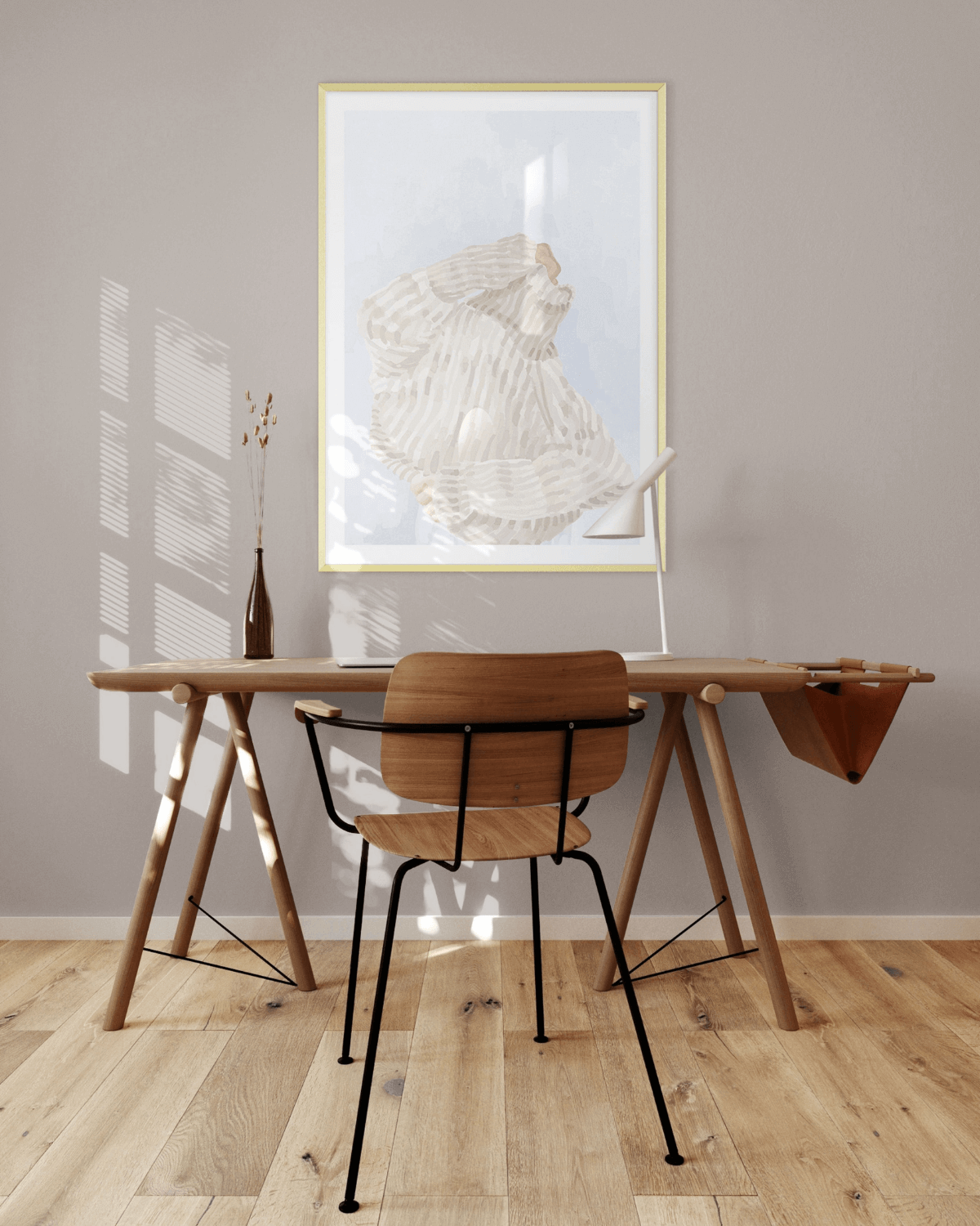 Lys beige og blå plakat fra Taisho i ramme over skrivebord på kontor. 