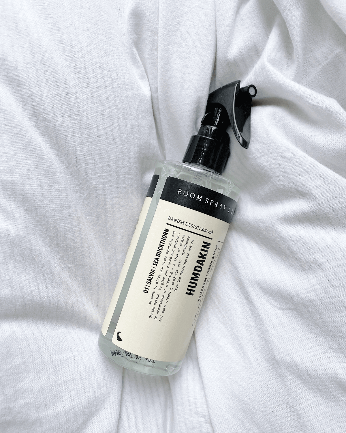 Humdakin Room Spray 2-i-1 300 ml liggende på hvidt stof