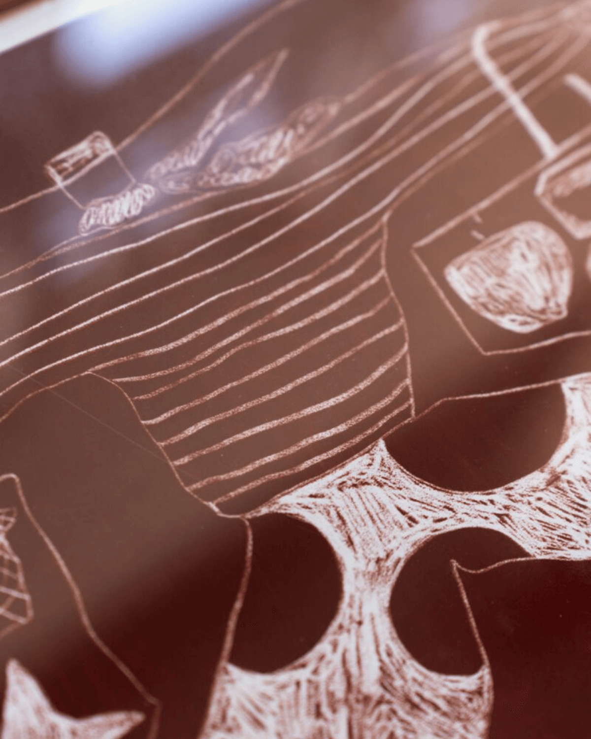 Close up af mørkerød plakat ved navn Sam Shopping