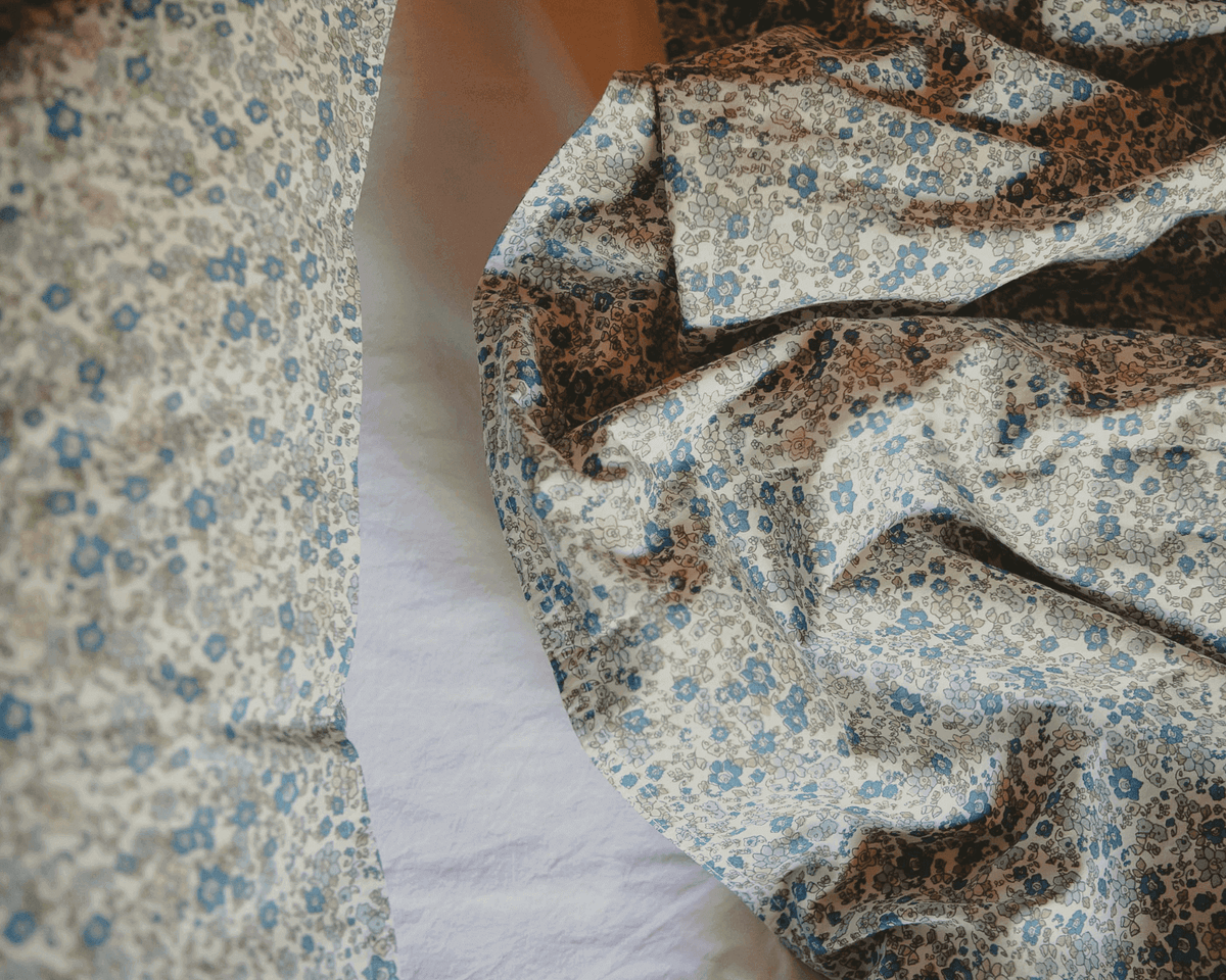 Økologisk sengetøj fra Studio Feder Floral Day med blå blomster og i nordisk design