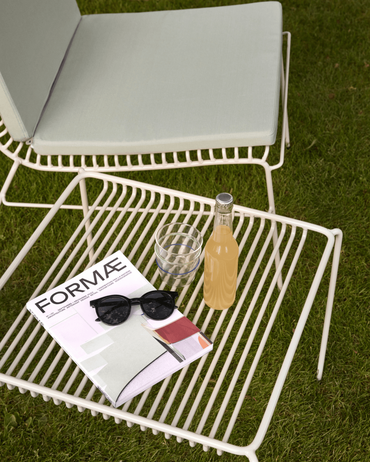 Lille sidebord til have og altan i lysegrå fra Hübsch