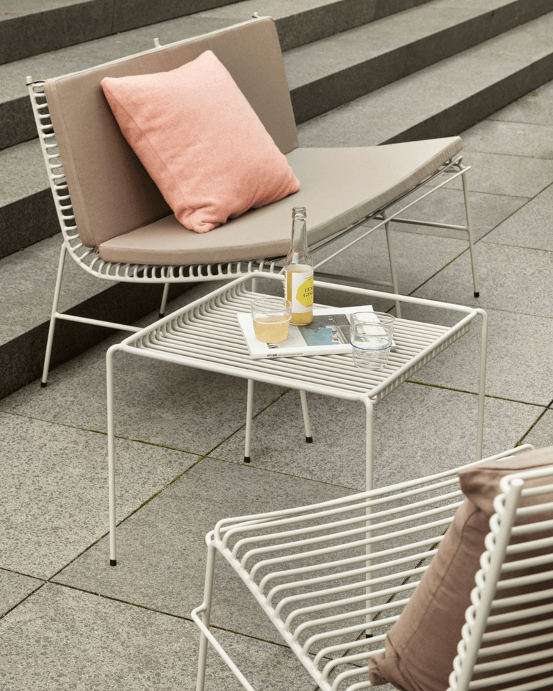 Lysegråt sidebord i metal til udendørs brug fra Hübsch