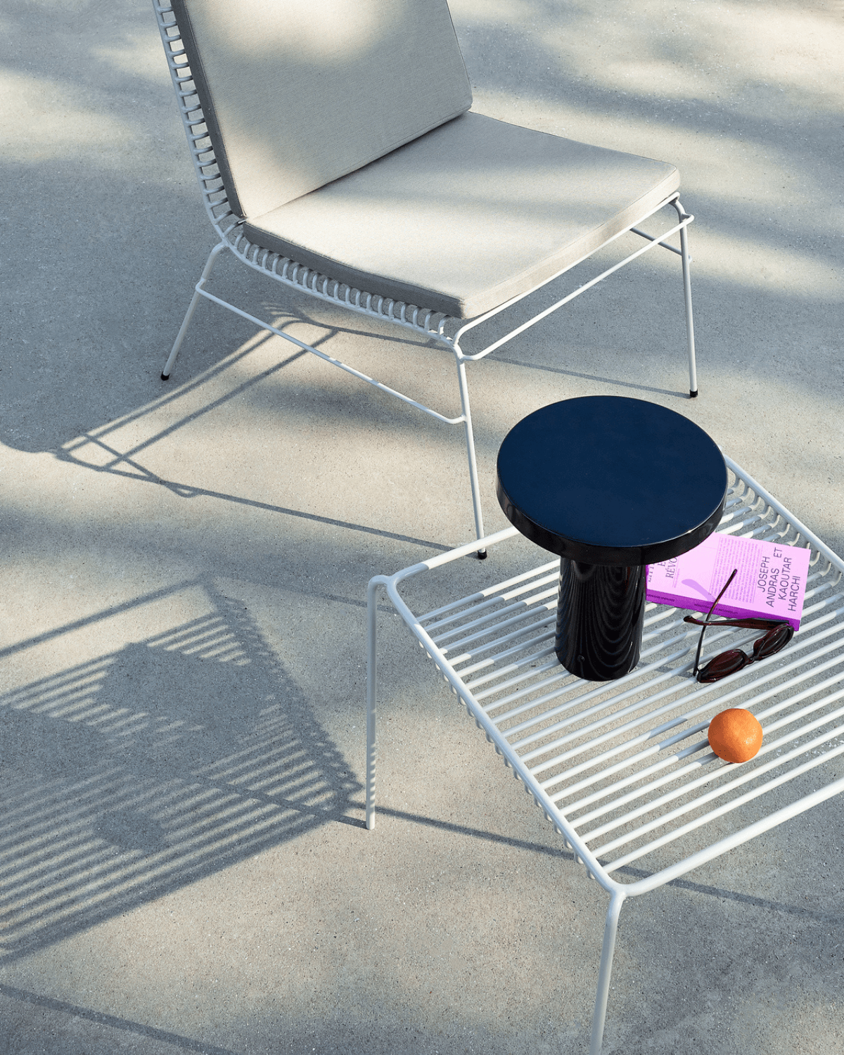 Praktisk sidebord til loungemøbler i lysegrå metal