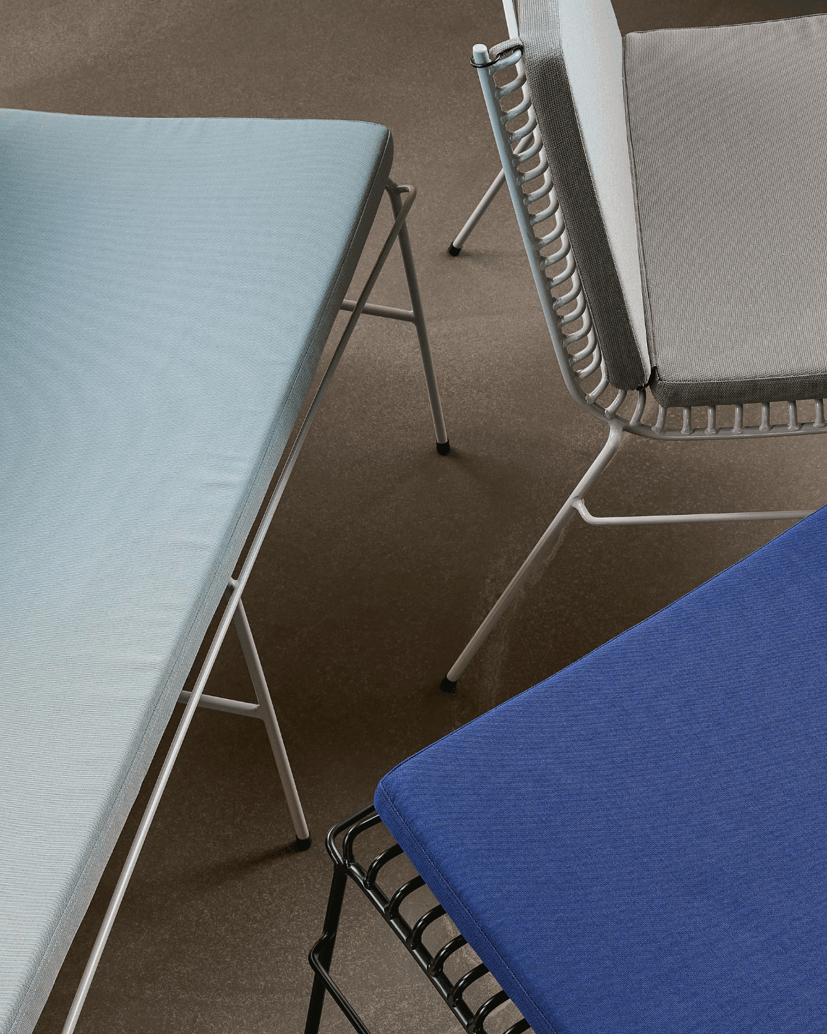 Sidehynde i sandfarvet tekstil til lounge stol fra danske Hubsch