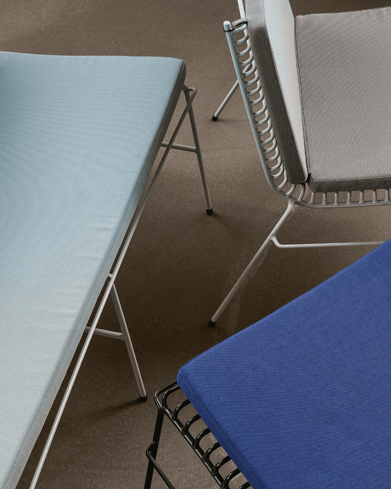 Sidehynde i sandfarvet tekstil til lounge stol fra danske Hubsch