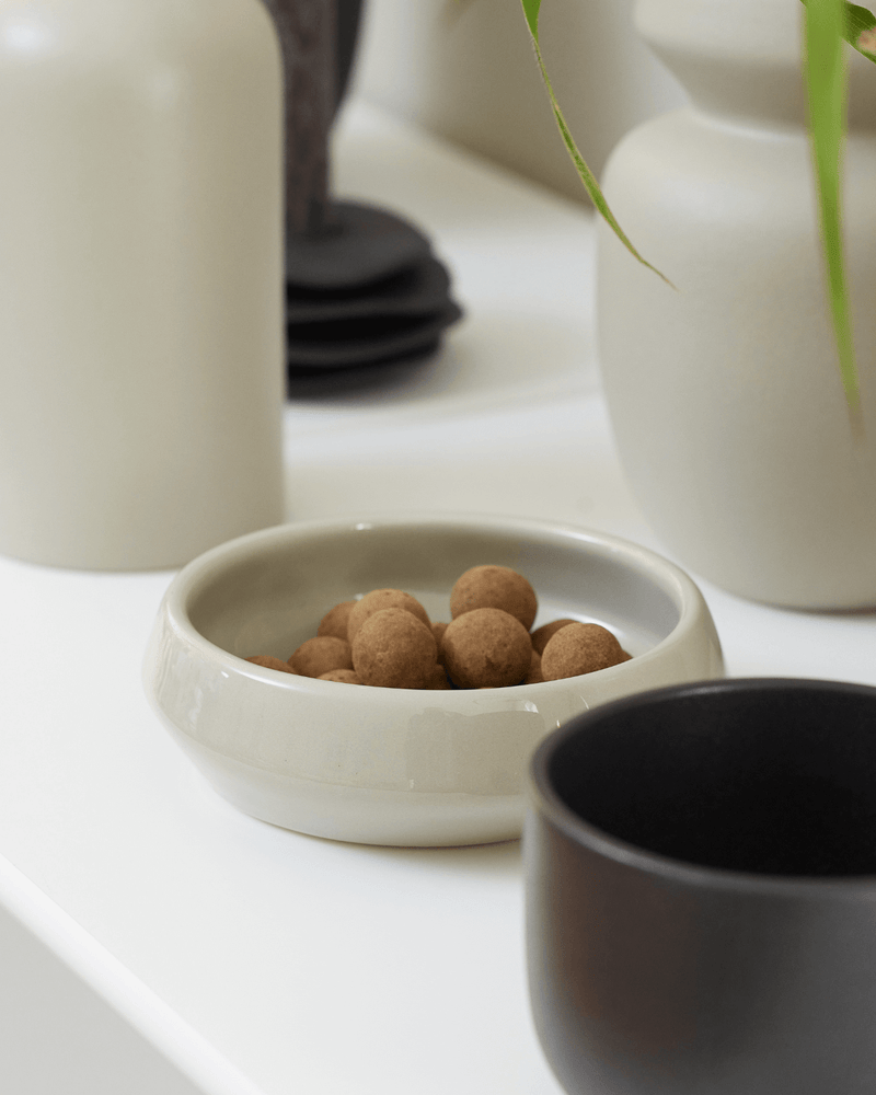 lys sand farvet keramik skål til hverdagshyggen i hjemmet.