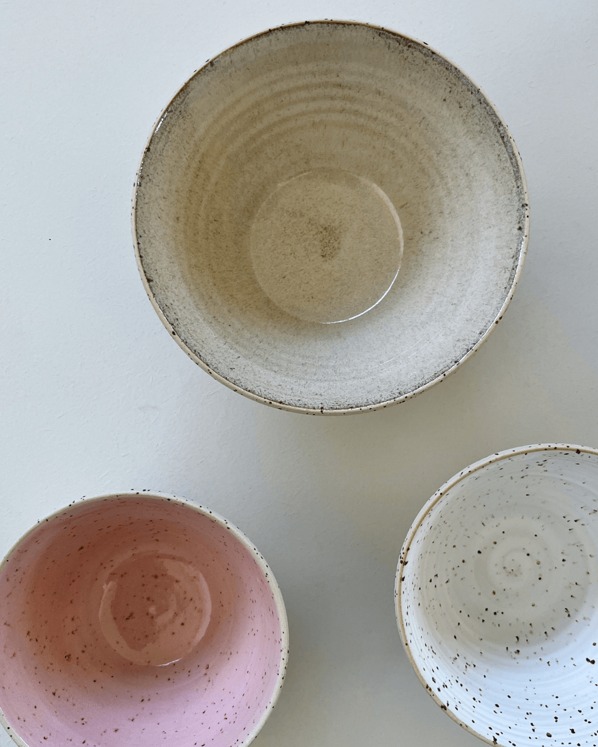 Skål, håndlavet keramik, creme, brun, stor morgenmadsskål, émber