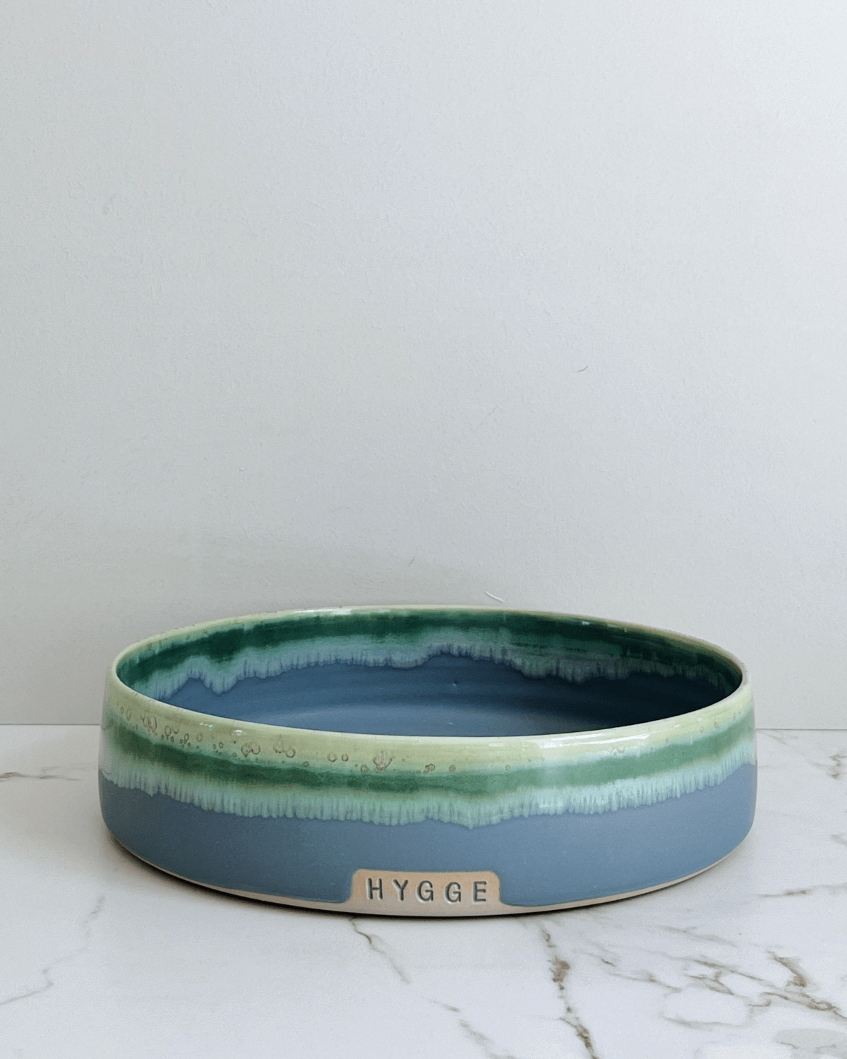 Skål med tekst, 22 cm, gråblå med grøn, Hygge, vårhus