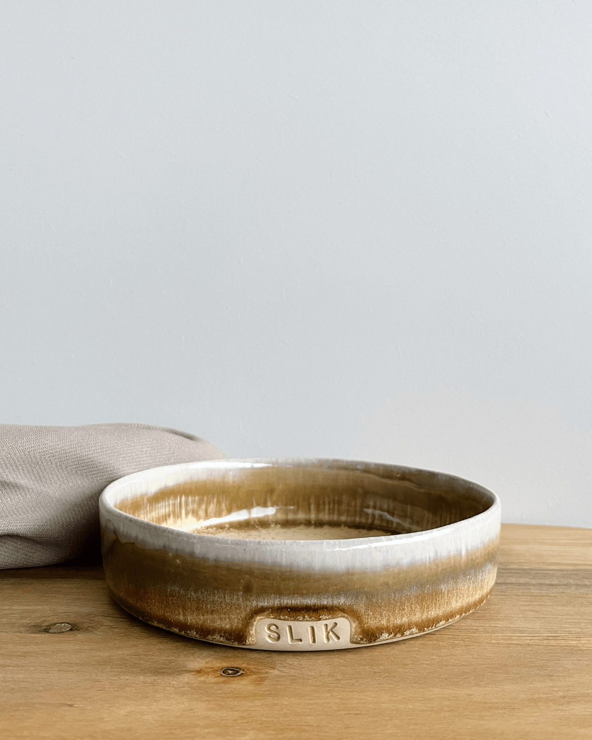 Slikskål med tekst, sand med hvid, 17 cm, SLIK, vårhus, keramik