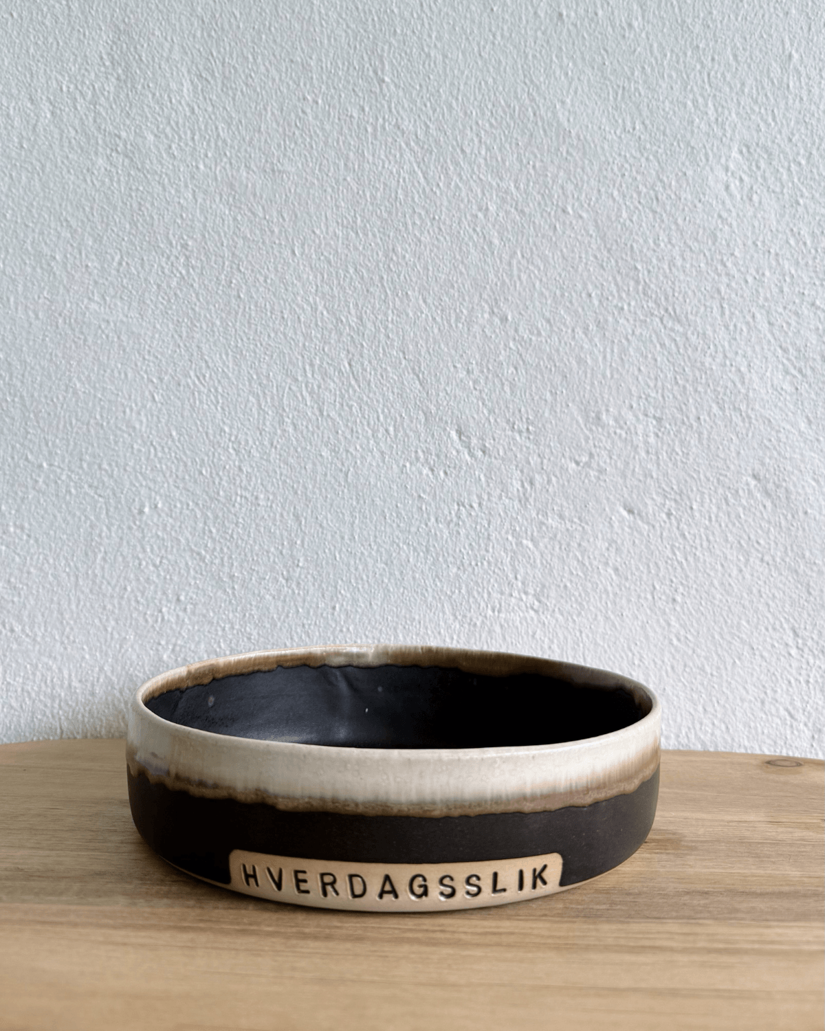 Slikskål med tekst, 17 cm, flere farver