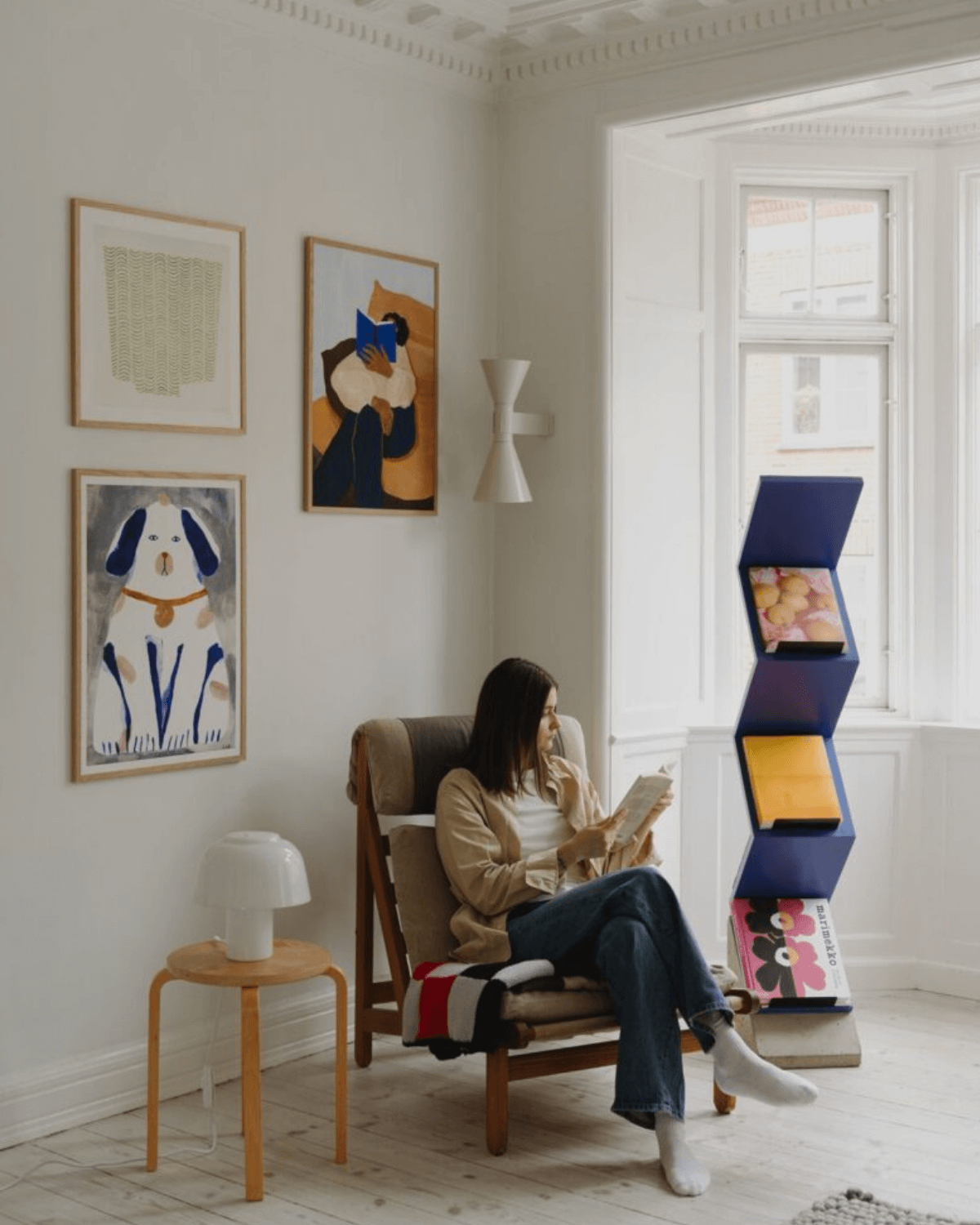 Billedevæg i smukt skandinavisk hjem