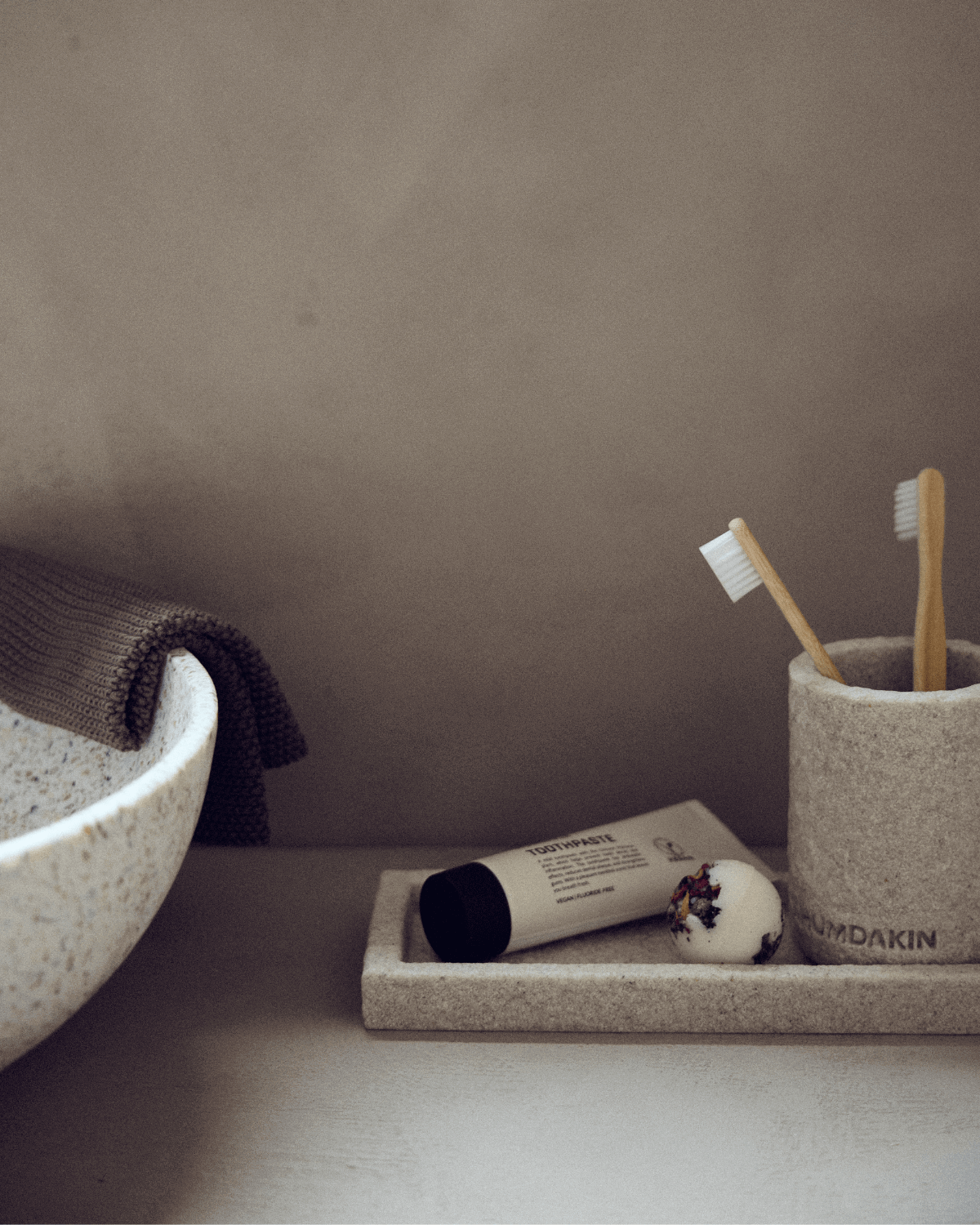 Tandkrus til badeværelset i beige farvet sandsten fra Humdakin - til det moderne badeværelse