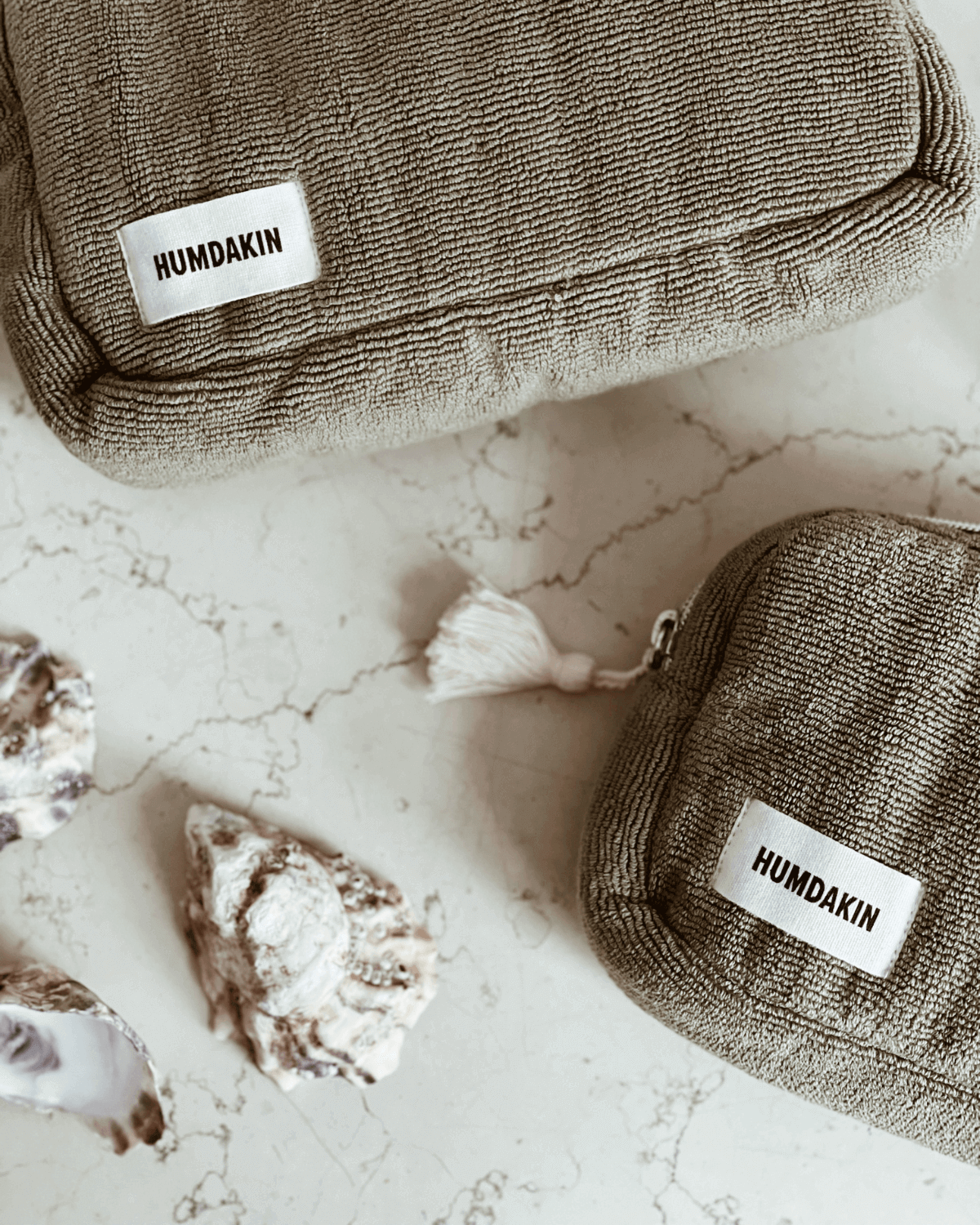 Støvet grøn toilettaske og kosmetikpung i frotté fra Humdakin.