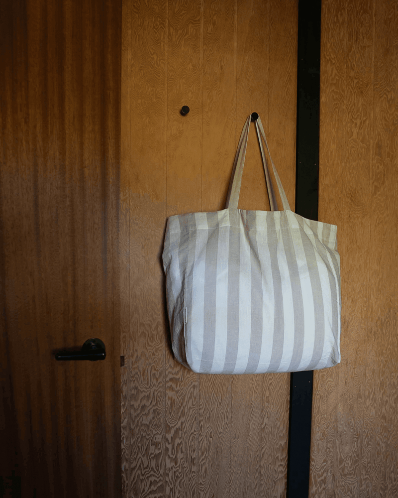 mulepose i sand og hvide brede striber fra Studio Feder