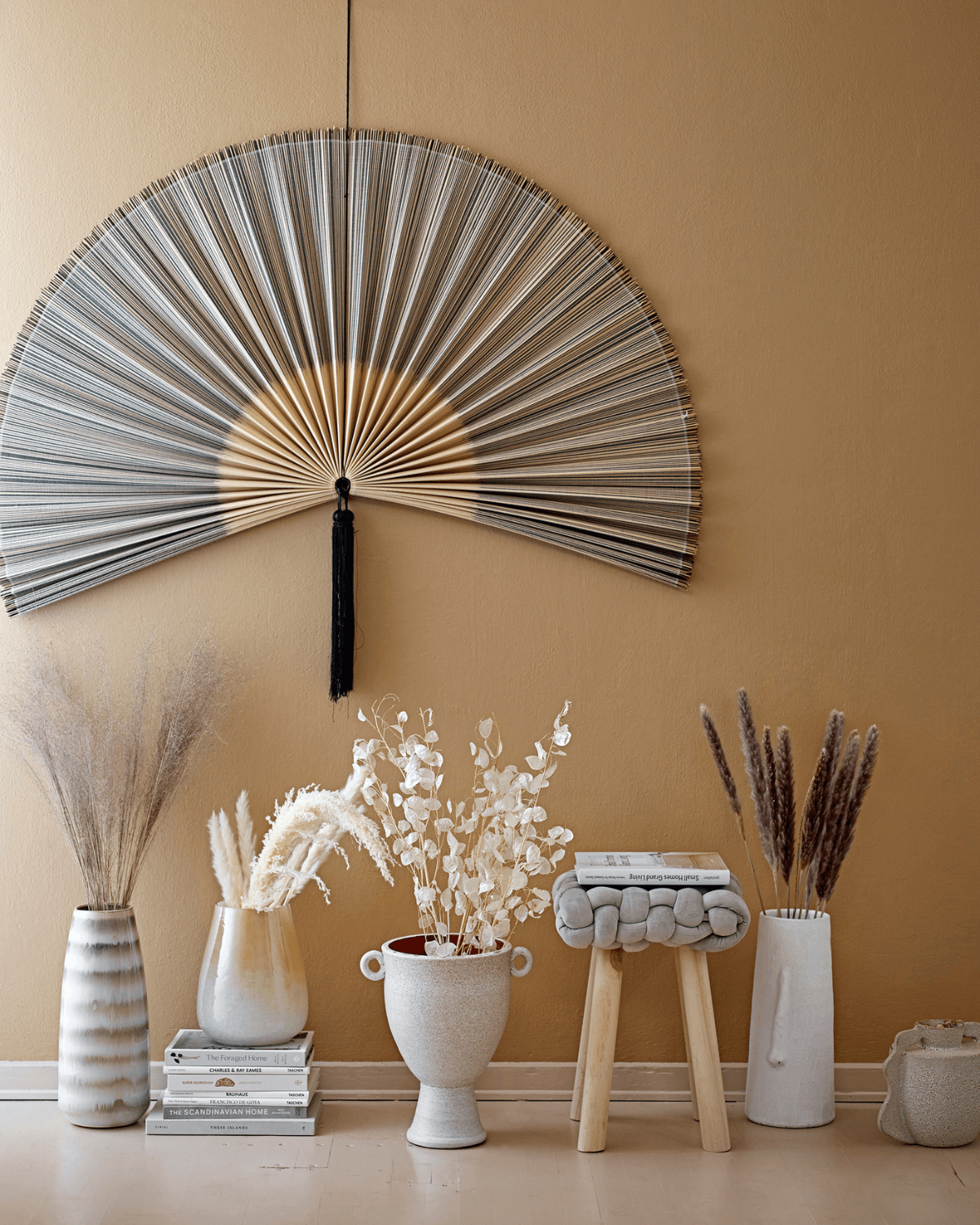 Bloomingville Jaime vægdekoration stor statement-vifte, beige og sort bambus