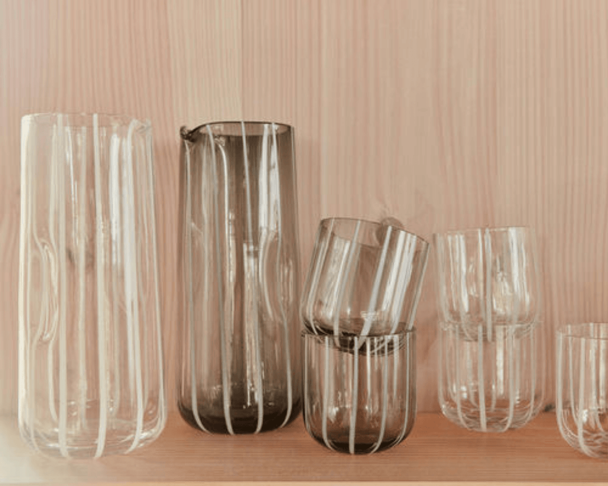 Mizu vandkaraffel klar glas, slankt cylindrisk design med striber og ergonomisk tud