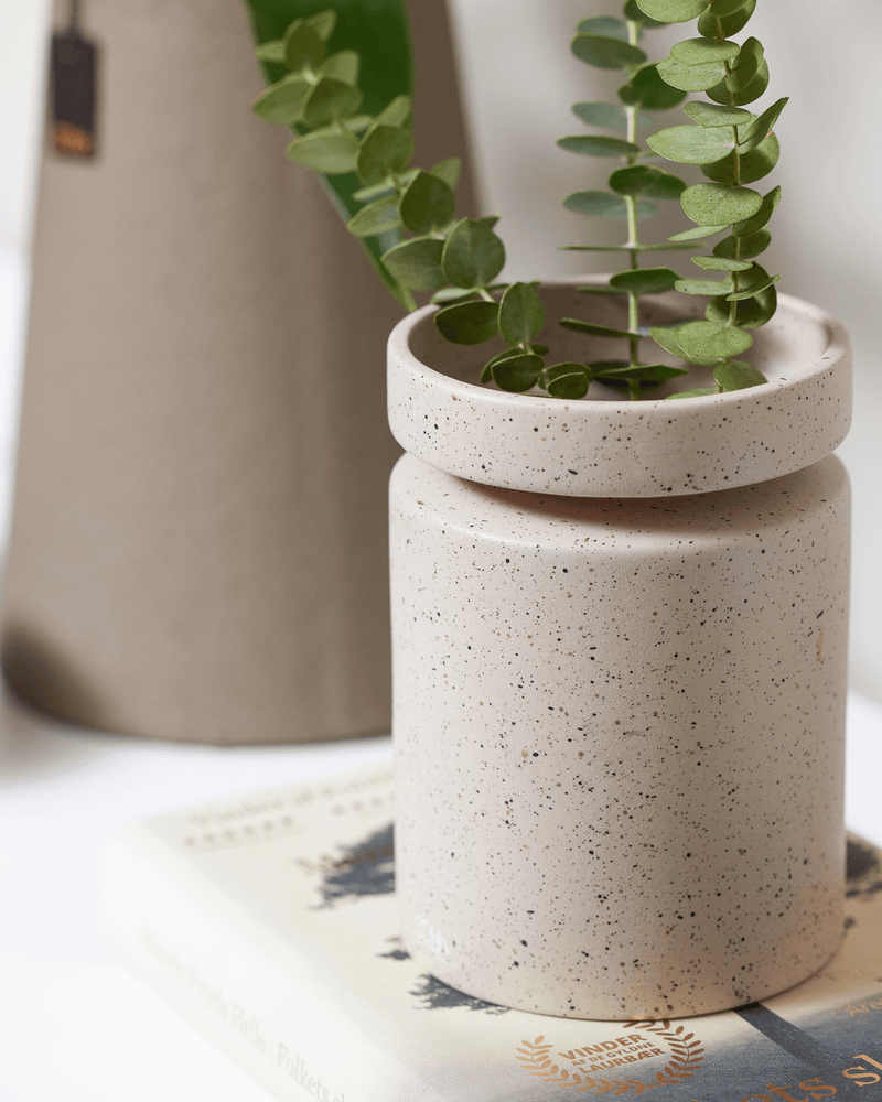 Fin keramik vase i beige med små prikker til forårsblomsterne 
