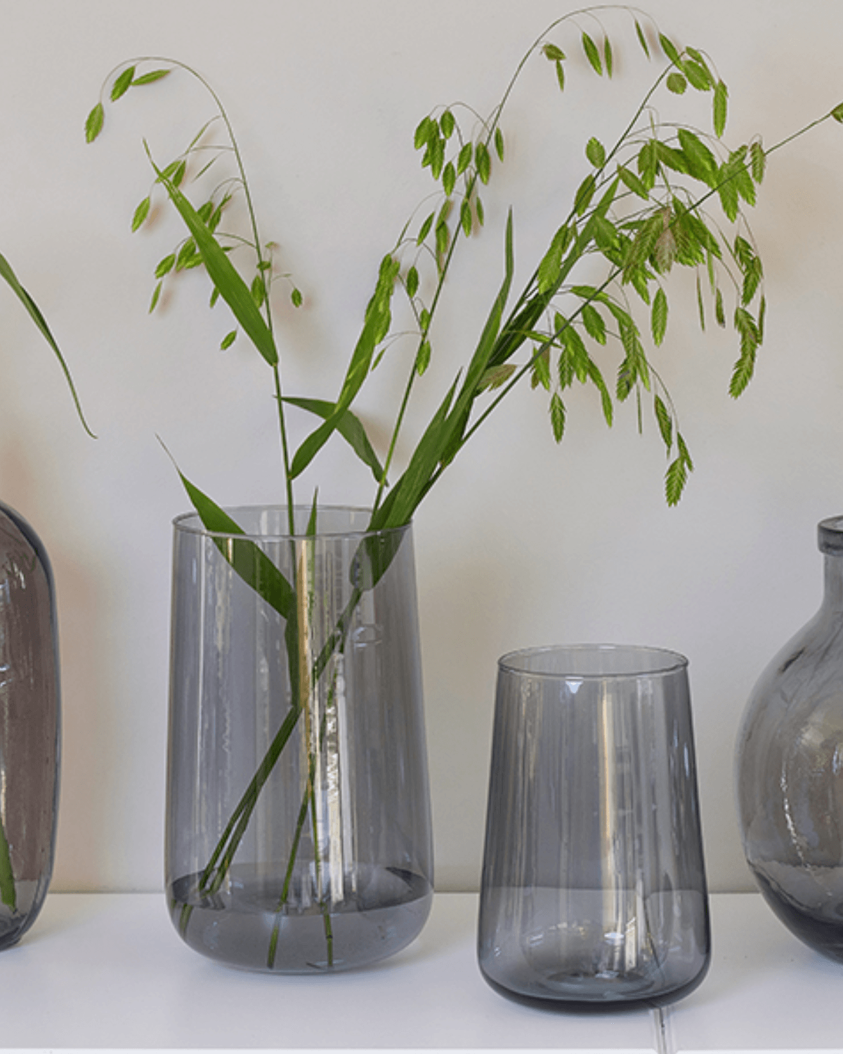 Dråbeformet vase fra Oohhx i gråt glas til dekoration i hjemmet