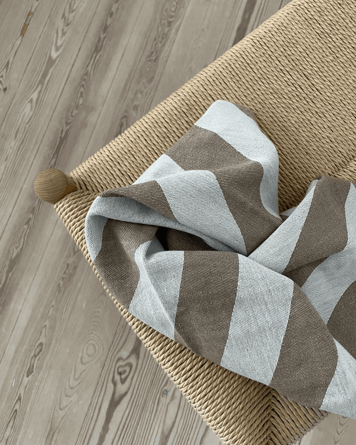 vævede viskestykke i brun og creme fra Humdakin på stol.