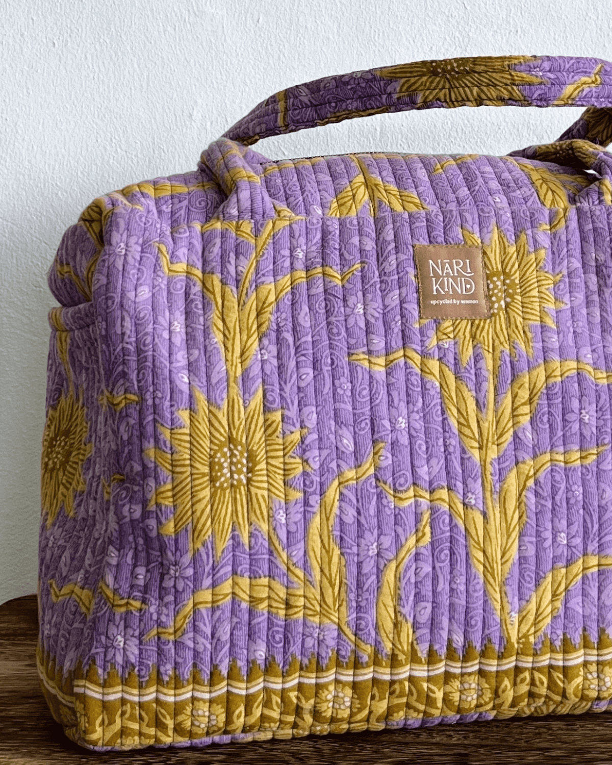 Weekendtaske syet af mønstret lilla og gul sari fra Narikind