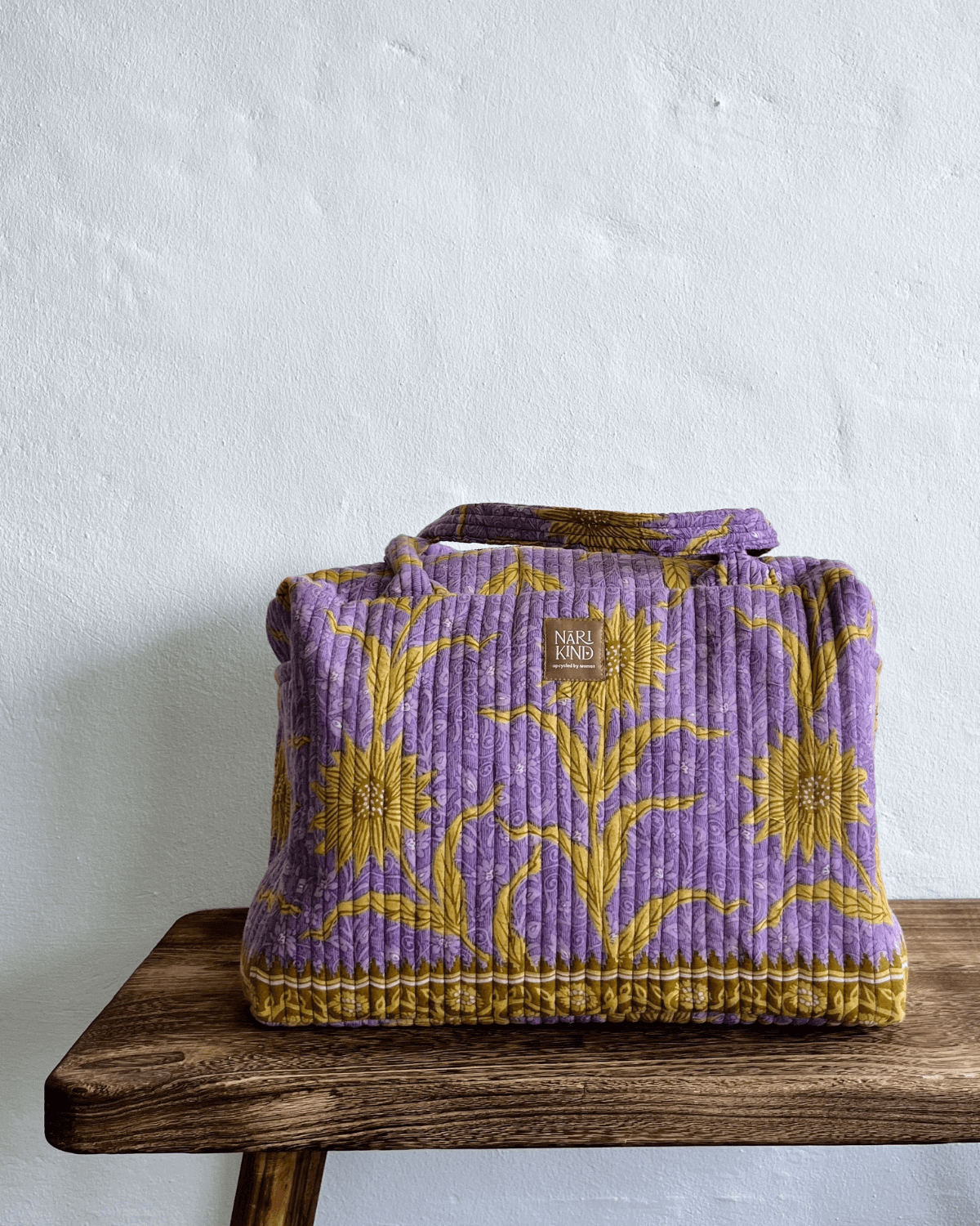 Smuk weekendtaske med stropper og lynlås i lilla og gule nuancer fra narikind