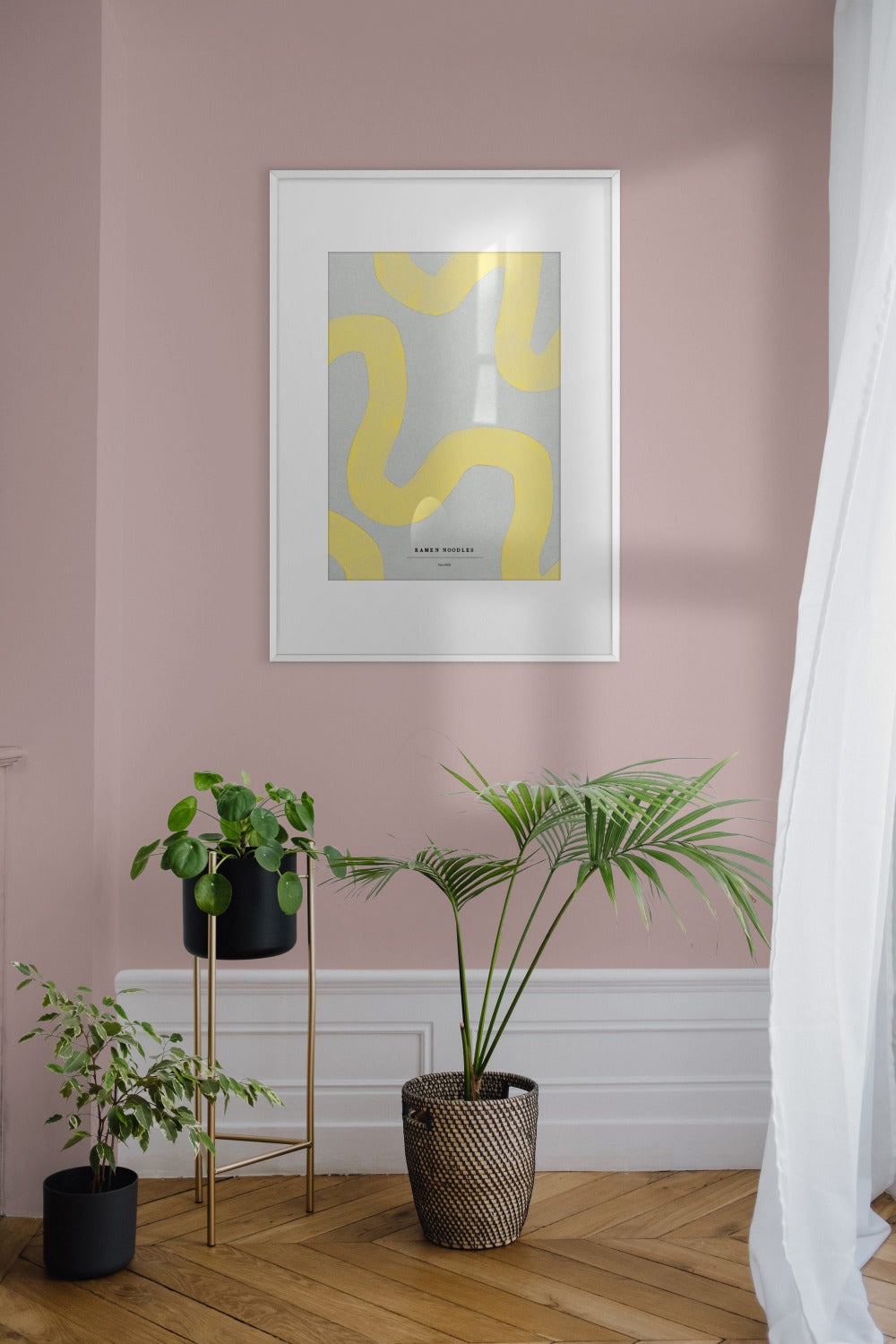 Ramen noodles fra taisho i grå og gul indrammet med hvidt passepartout i smuk bolig setting. 