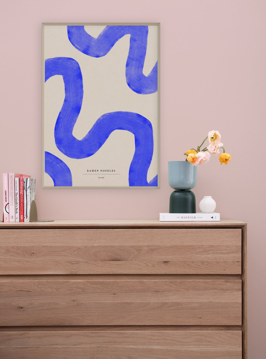 Taisho kunsttryk i blå og hvid med brede penselsstrøg i ramme på lyserød væg